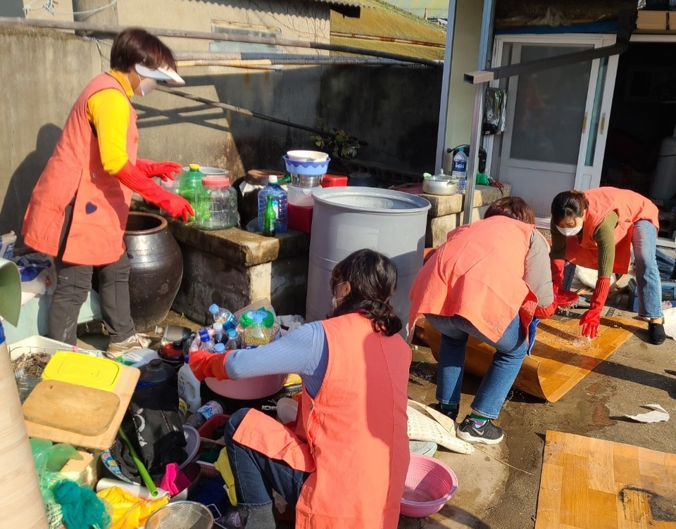 ▲여천NCC 가족봉사단과 여수시노인복지관이 집수리 봉사를 펼치고 있다