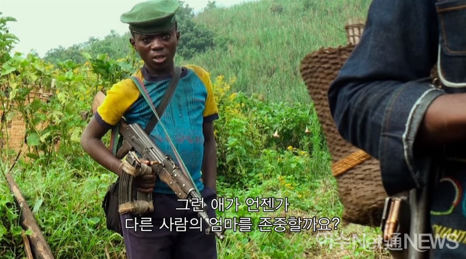 총을 들고 민병대 생활하는 아이 ⓒ 영화  캡처