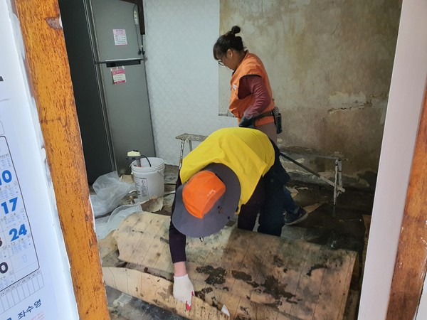 ▲ 어르신댁 장판 교체 작업 사진