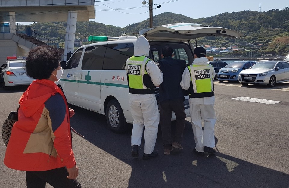 ▲환자가 구급차에 탑승하고 있다