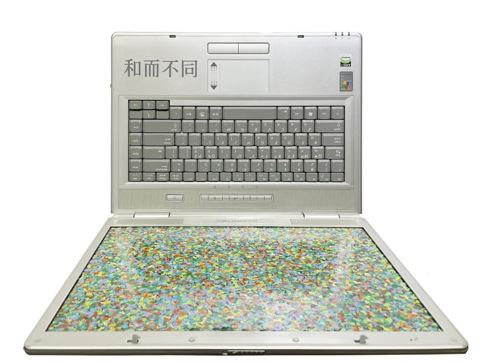 ▲유상국 작가의 작품 '화이부동(和而不同)', 폐 노트북에 아크릴채색