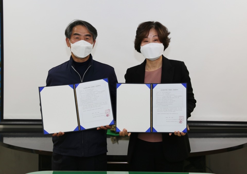 ▲조신희 여수해수청장이 금오고속페리호 관계자와 준공영제 확대지원사업 계약을 체결했다