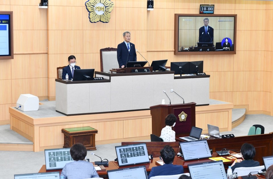 ▲전창곤 여수시의장이 임시회 개회사를 하고 있다