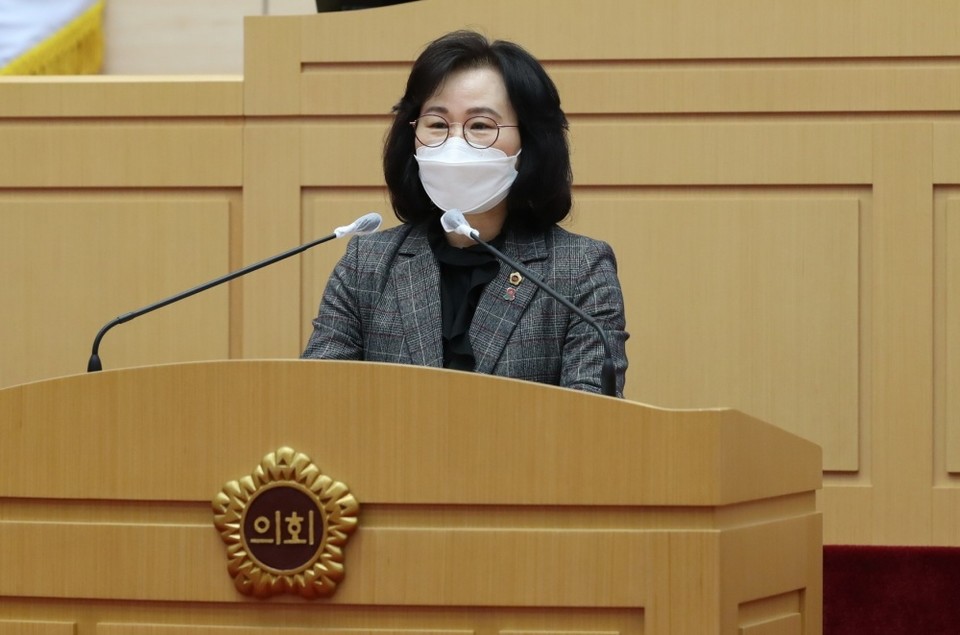 ▲전남도의회 본희의 5분 자유발언에서 강 의원이 여수산단 기업들에게 민관협력거버넌스 권고안을 수용할 것을 촉구했다