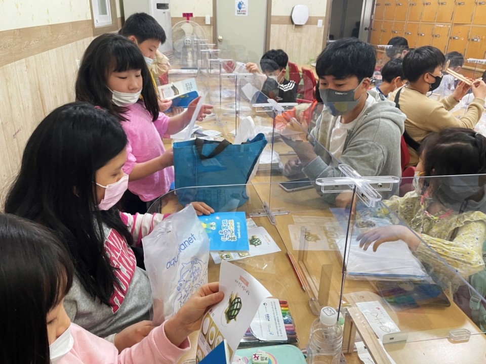 ▲바다거북 바로알기 프로그램에 참여하는 아이들