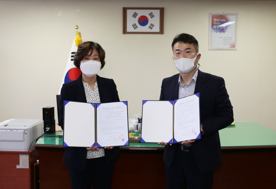 ▲조신희 여수해수청장과 엘에스쉽핑㈜ 대표가 준공영제 확대 지원항로 운항계약서를 체결했다