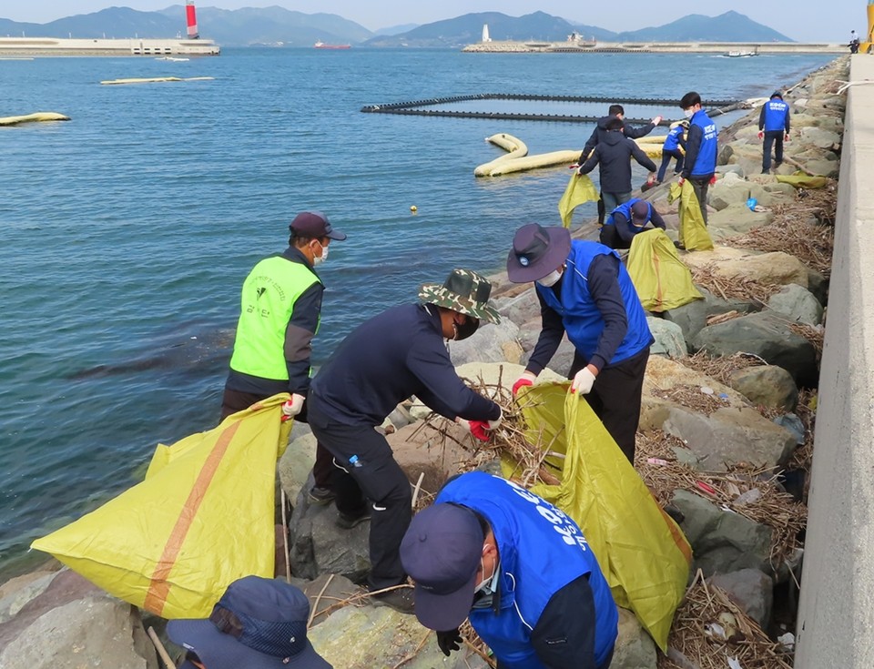 ▲연안청소모습