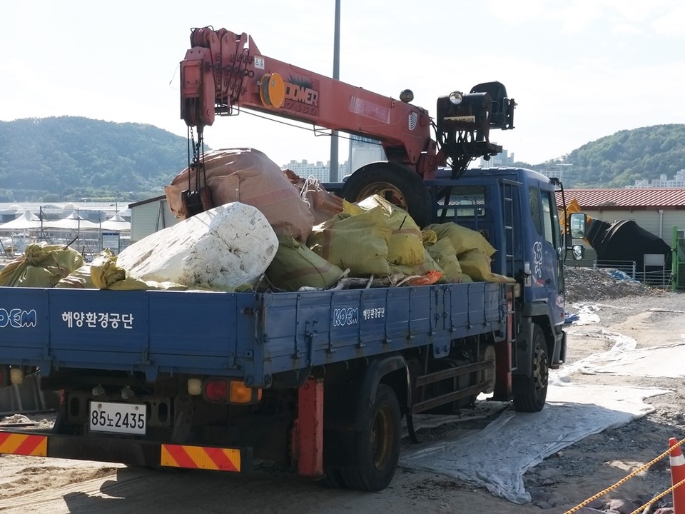 ▲수거한 해양폐기물을 옮기고 있다