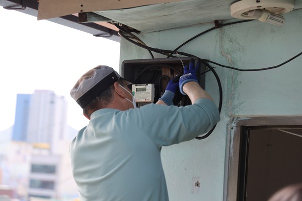 ▲LED전등 교체 모습