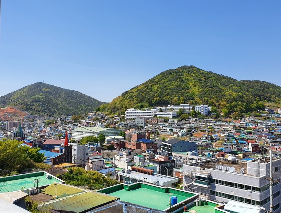 ▲여수시내 풍경. 오른쪽 산은 종고산