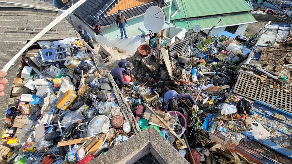 ▲ 저장강박증 어르신이 옥상에 모아둔 쓰레기