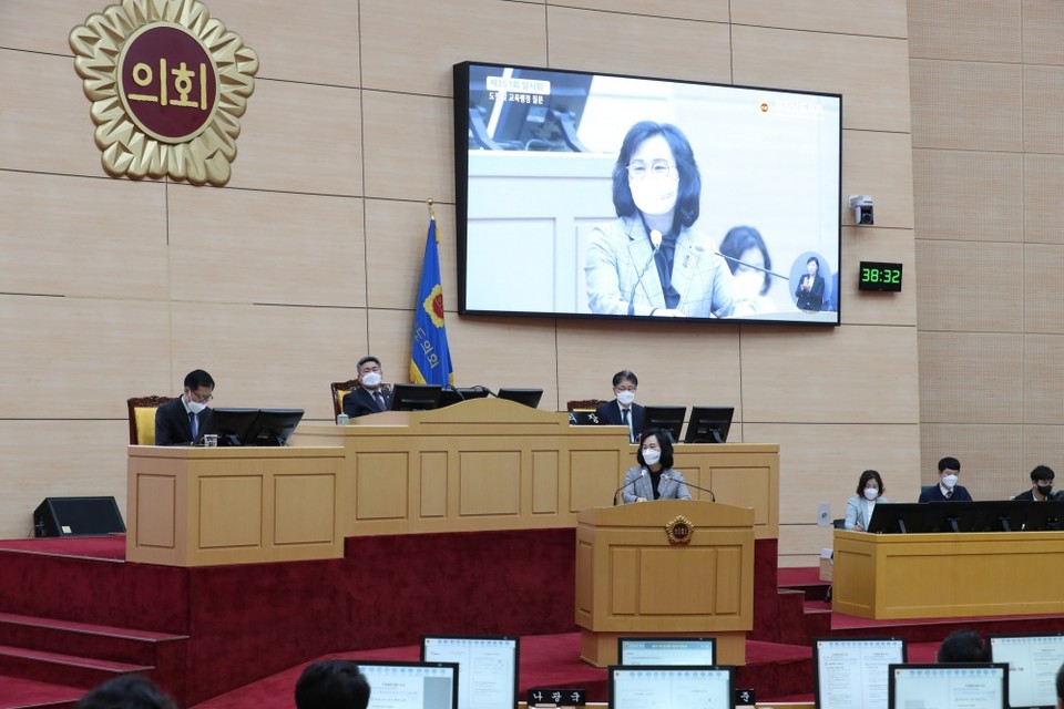 ▲강정희 전남도의원이 김영록 도지사에게 정책질의를 하고 있다