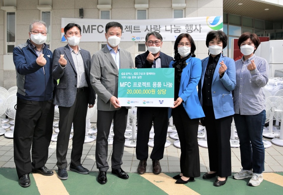 GS칼텍스 김형국 사장(왼쪽 세번째), GS건설 이경규 상무(왼쪽 네번째) YWCA 조애숙 회장(왼쪽 다섯번째) 등이 기념촬영을 하고 있는 모습