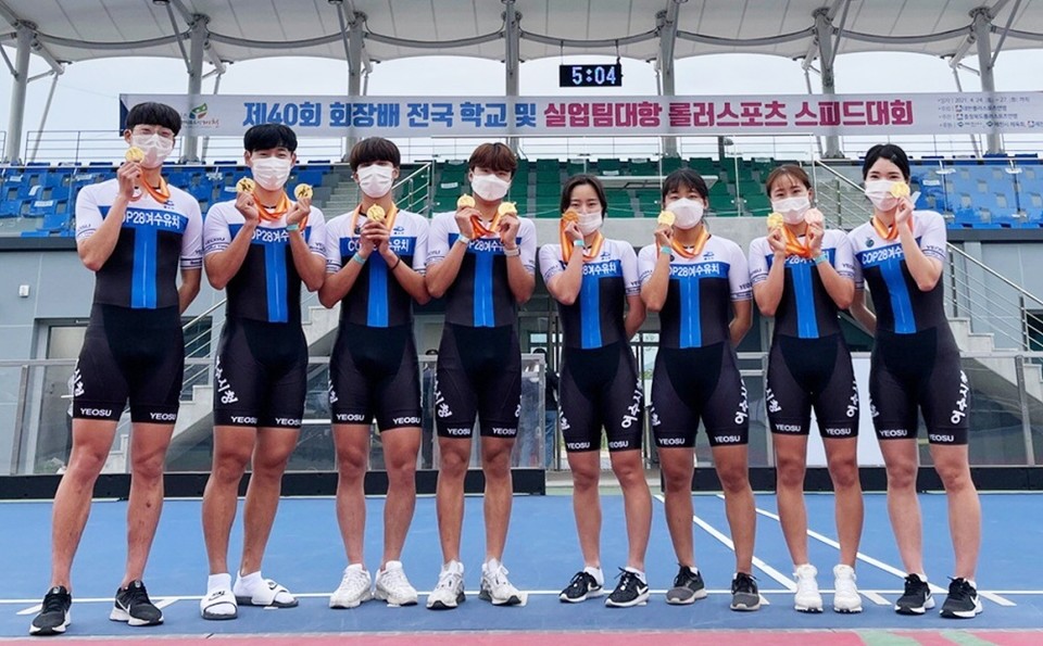 메달을 들고 기념촬영하는 여수시청 롤러팀