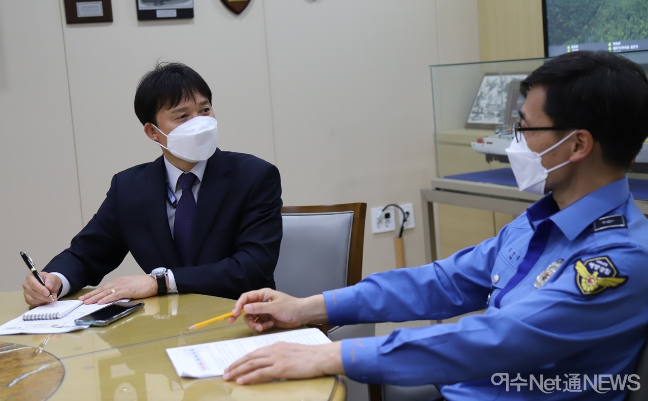 ▲ 창간10주년을 맞아 해양경찰교육원 김성종 원장과 여수넷통뉴스 심명남 대표기자의 인터뷰 모습