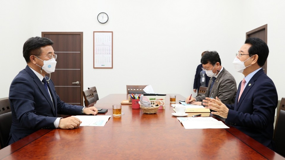 김영록 지사가 윤호중 더불어민주당 원내대표를 면담했다