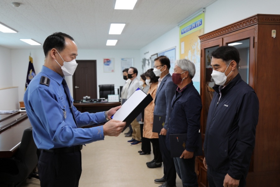 ▲송민웅 서장이 연안안전지킴이에게 위촉장을 전달하고 있다