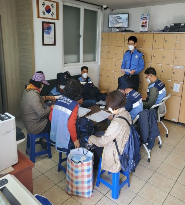 ▲연안안전지킴이 활동 주의사항을 설명하고 있다