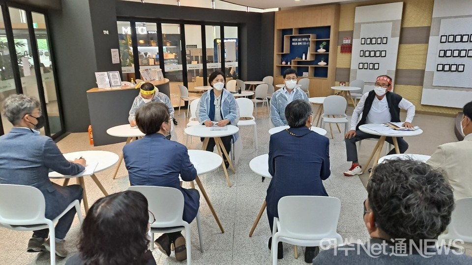 ▲남면 주민들이 한정애 환경부 장관을 만나 어려움을 호소했다 (사진 독자 제공)