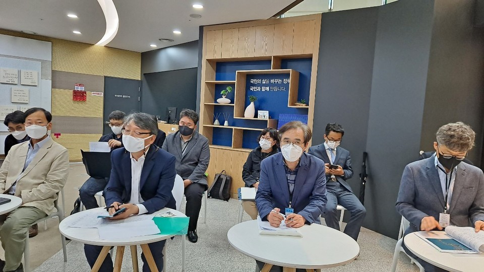 ▲남면 주민들이 한정애 장관을 만나 국립공원지정해제를 요구했다 (사진 독자 제공)