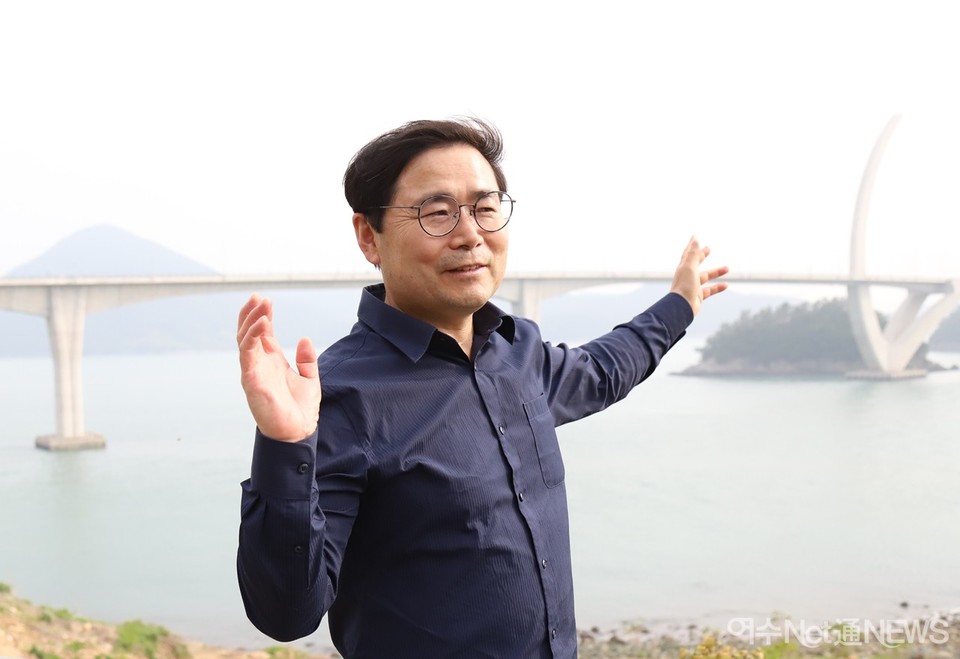 ▲둔병대교를 가리키며 '일레븐브리지 마라톤대회'를 설명하는 김경호 조직위원장 ⓒ오병종