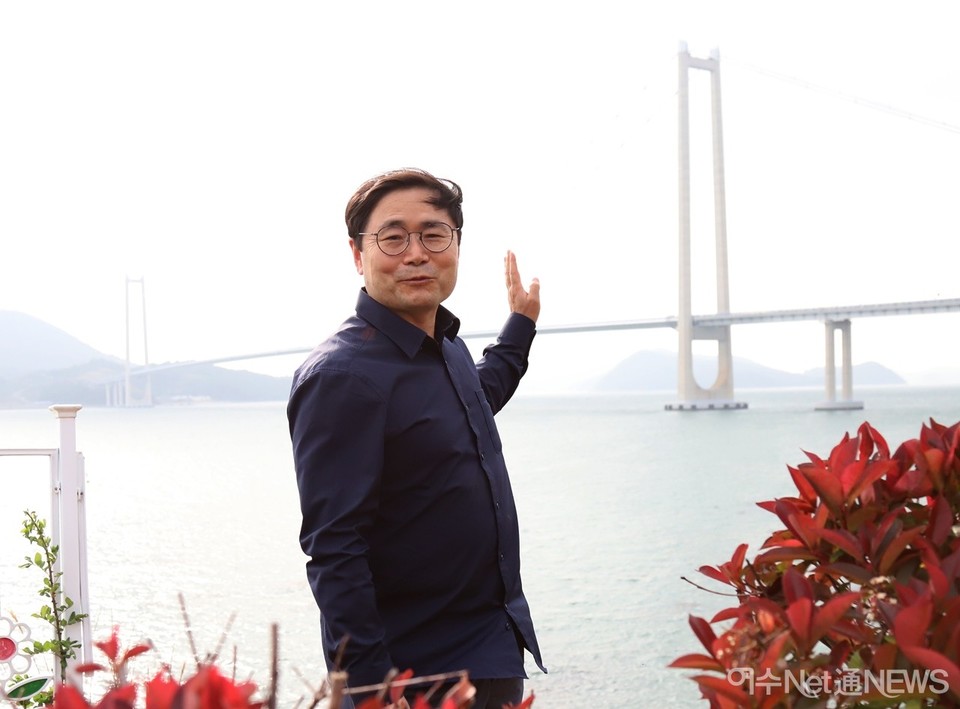 ▲김경호 위원장이 가리키는 팔영대교가 마라톤대회 반환점이다 ⓒ오병종