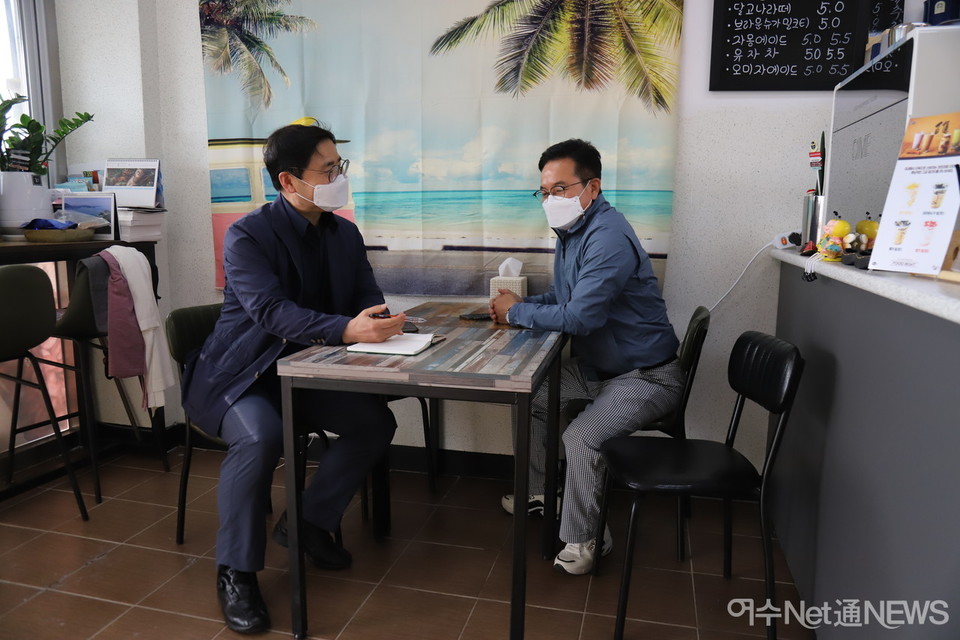 ▲ 김경호 위원장(왼쪽)과 기문종 사무국장(오른쪽)이 팔영대교 아래 카페에서 대회 준비 관련 대화를 나누고 있다 ⓒ오병종