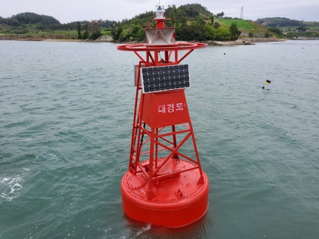 ▲저수심 구간에 설치된 등부표