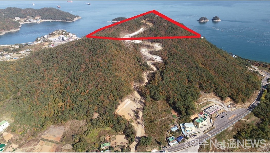 ▲소미산 정상과 작업로 개설로 훼손된 소미산 속 길  ⓒ이상우 의원