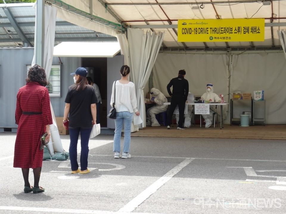 ▲ 여수시보건소 코로나19 검체 채취 모습 ⓒ전시은