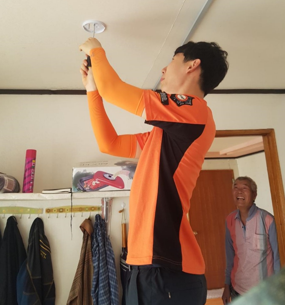 ▲감지기를 수리하는 여수소방대원