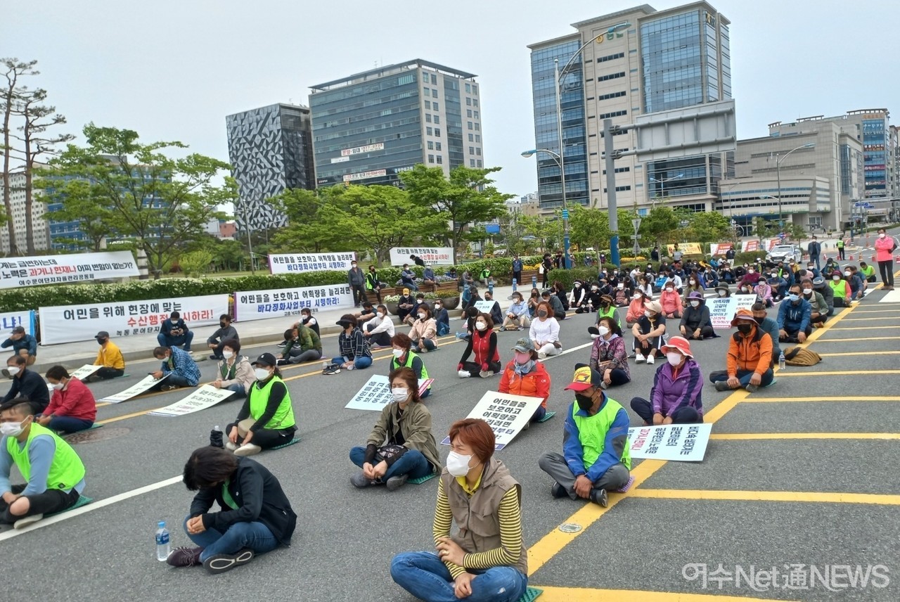 ▲ 11일 여수-고흥 문어단지 어민들이 전남도청에서 7~8월 금어기에 반대하는 집회모습
