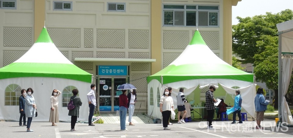 ▲여수시보건소 앞에서 코로나19 검사를 기다리고 있다 ⓒ전시은