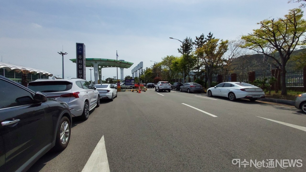 ▲여수 공항 주차장은 가득 차고 주차장 주변 도로도 온통 주차장이 되었다 ⓒ김미애