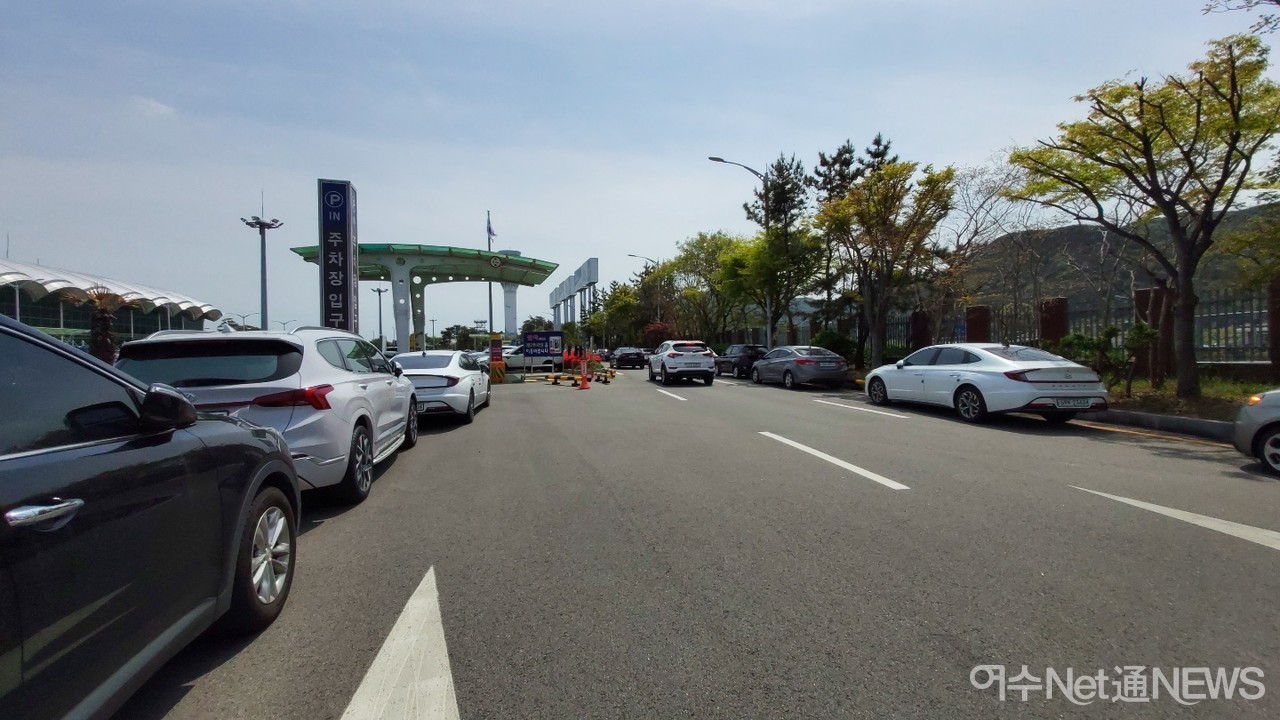 ▲여수 공항 주차장은 가득 차고 주차장 주변 도로도 온통 주차장이 되었다  ⓒ김미애