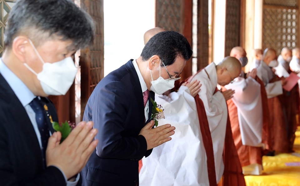 ▲김 지사가 구례 화엄사 각황전에서 열린 불기 2565년 부처님오신날 봉축 법요식에 참석, 부처님 불상에 합장하고 있다.