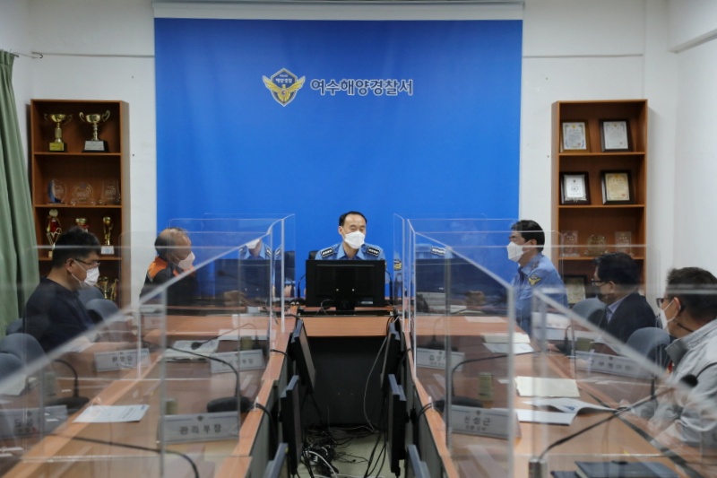 ▲ 송민웅 여수해경서장 등 해경 관계자와 한국해양구조협회 관계자가 간담회에서 협력 강화 방안을 논의했다