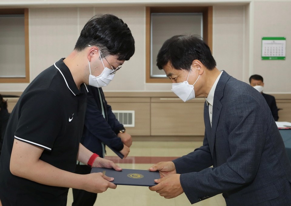 ▲장석웅 교육감이 자문위원에게 위촉장을 수여하고 있다