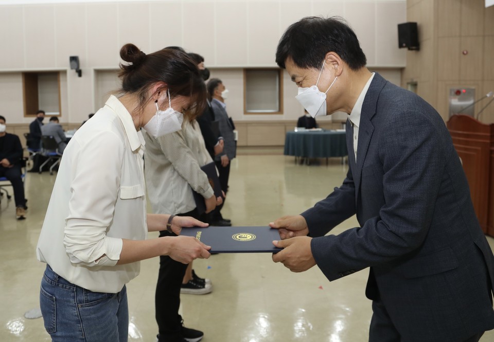 ▲장석웅 교육감이 자문위원에게 위촉장을 수여하고 있다
