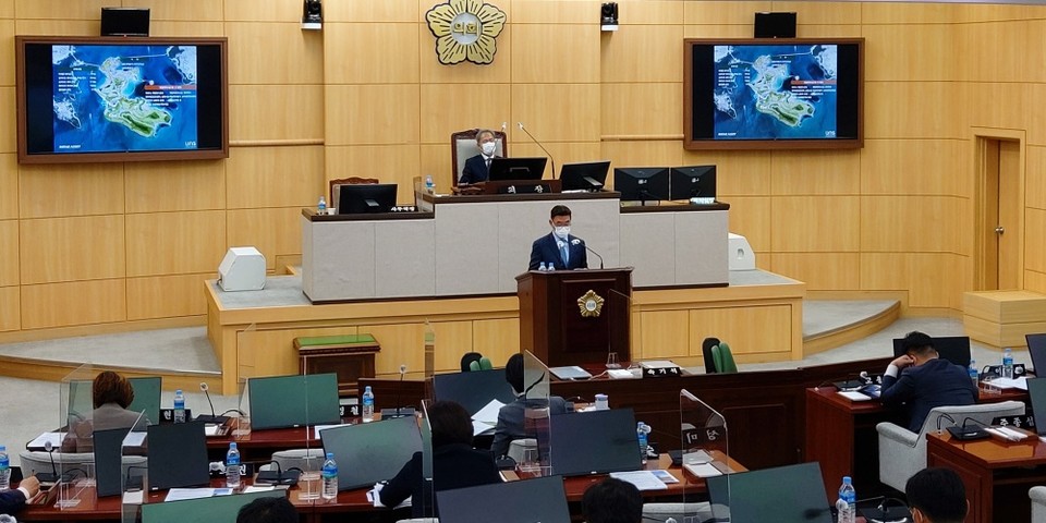 ▲미래에셋 채창선 본부장이 20일 여수시의회 본회의장에서 발언하고 있다