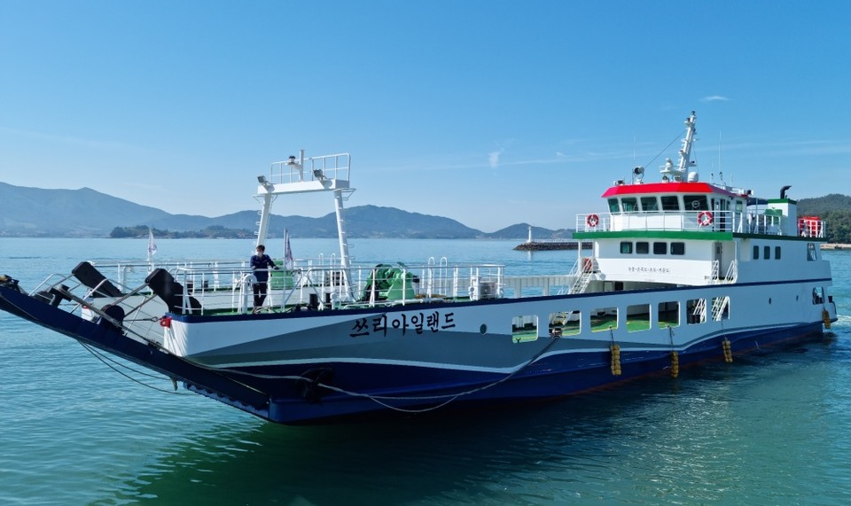 ▲녹동~거문항로 운항하는 신규 여객선 '쓰리아일랜드호'