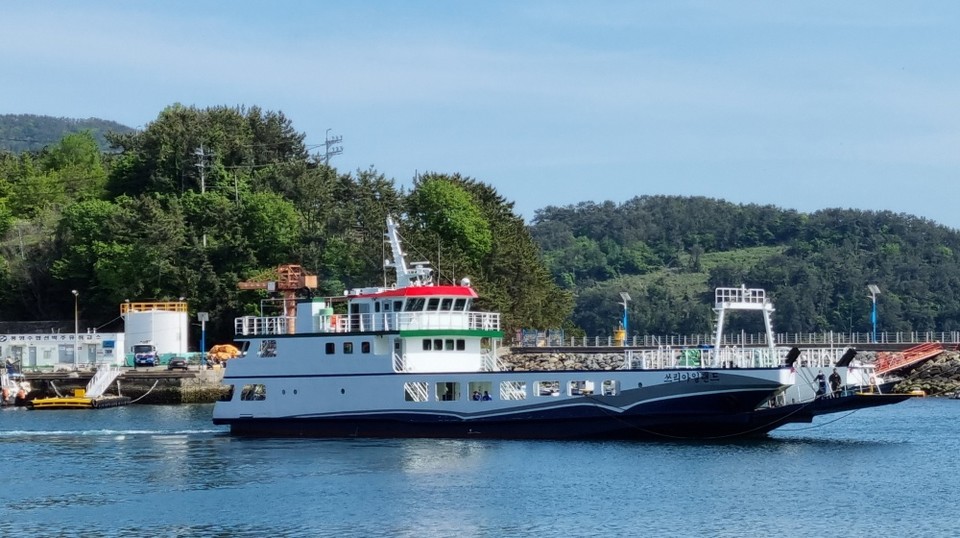 ▲녹동~거문항로 운항하는 신규 여객선 '쓰리아일랜드호'