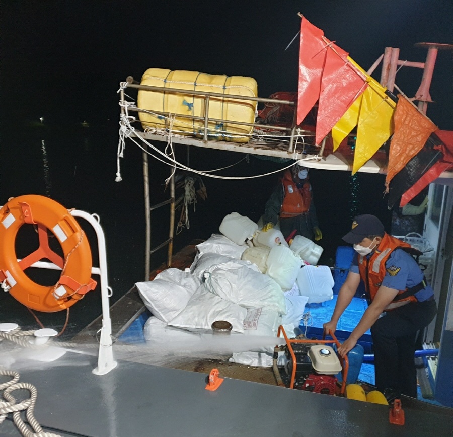 ▲ 좌초 어선에서 배수작업 중인 해경