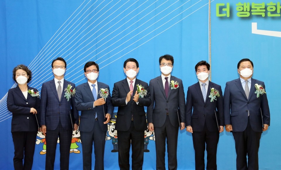 ▲전남도자치경찰위원회 출범식에 참석한 김영록 도지사, 김순은 대통령소속 자치분권위원장, 김창룡 경찰청장, 김한종 도의회의장, 김재규 전남경찰청장, 박문옥 기획행정위원장이 기념사진을 찍고 있다