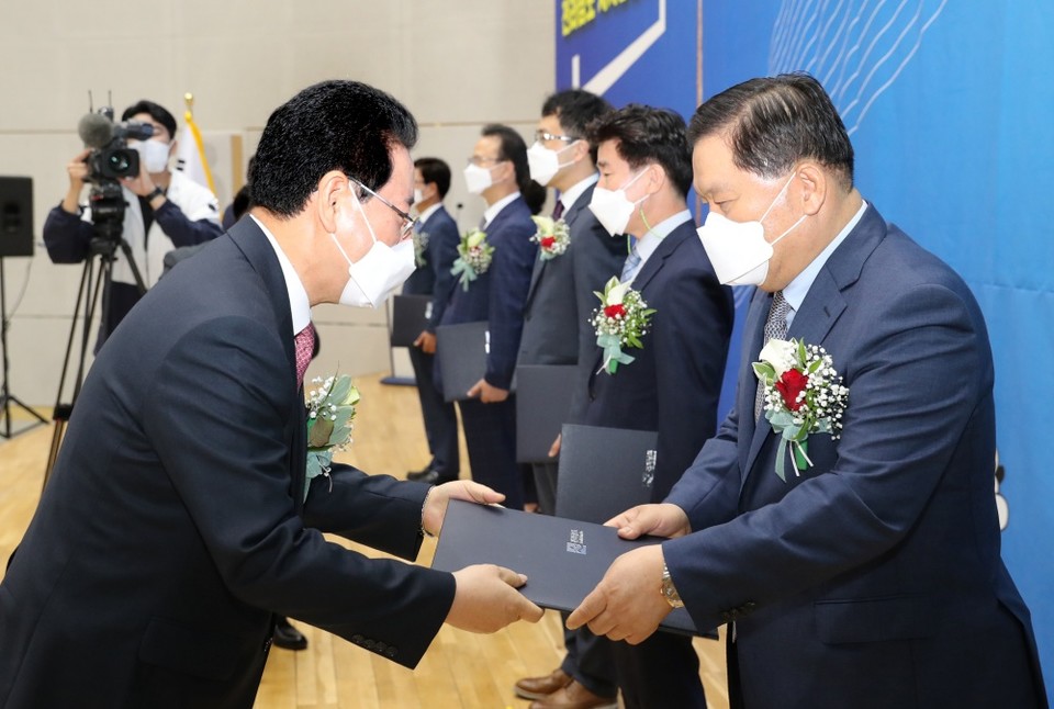 ▲김 지사가 25일 도청 왕인실에서 개최된 전라남도자치경찰위원회 출범식에서 위원들에게 임명장을 수여하고 있다