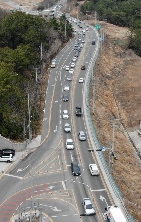 ▲과거 주말마다 교통정체를 앓던 지장대사 앞 도로