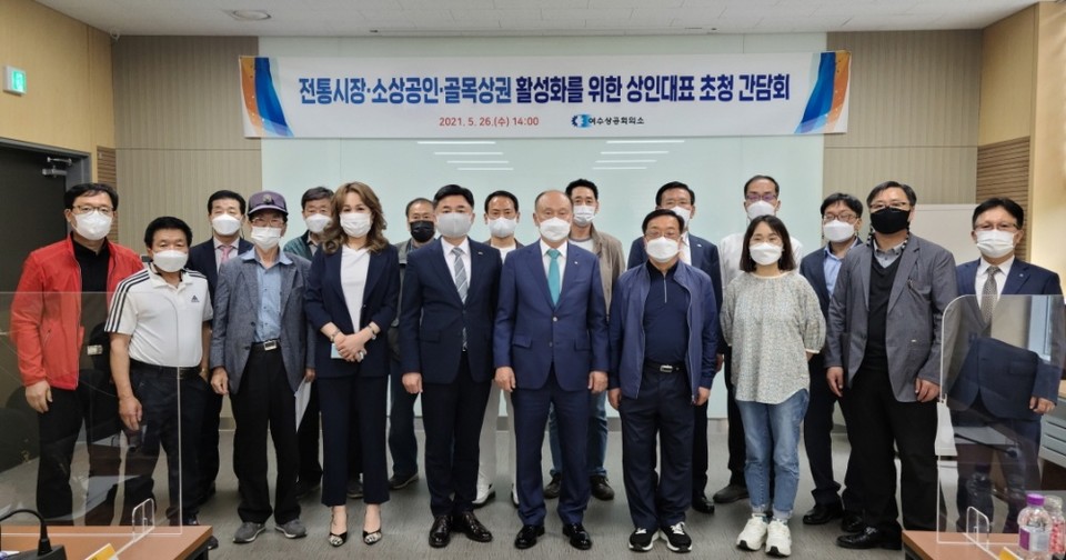 ▲간담회 참여자들이 기념사진을 찍고 있다