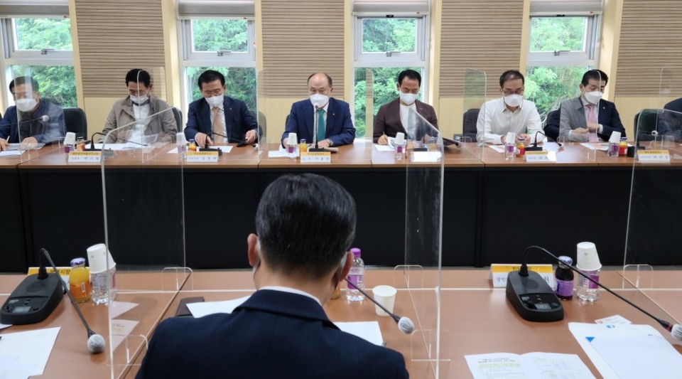 ▲이용규 여수상의 회장이 상인들과 간담회를 열었다