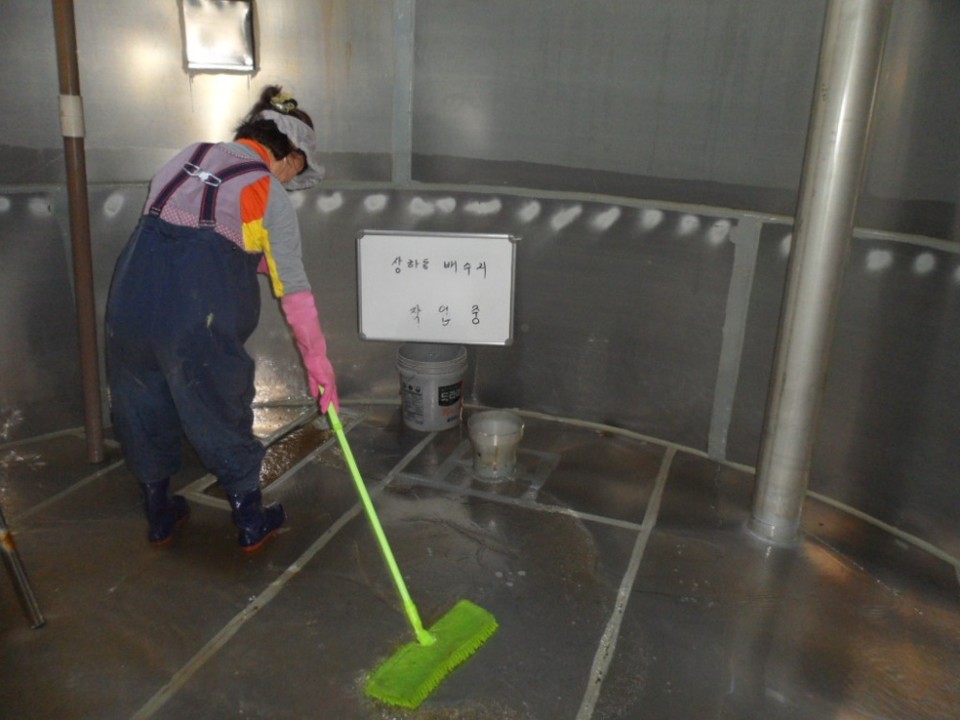 ▲상하동 배수지 물탱크 청소 모습