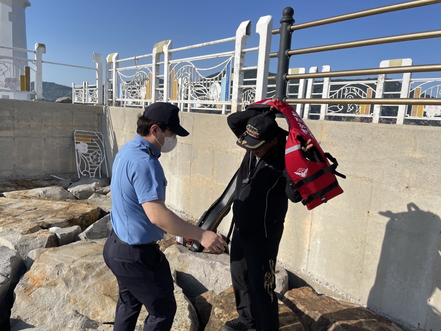 ▲구명조끼를 직접 입어보는 해경